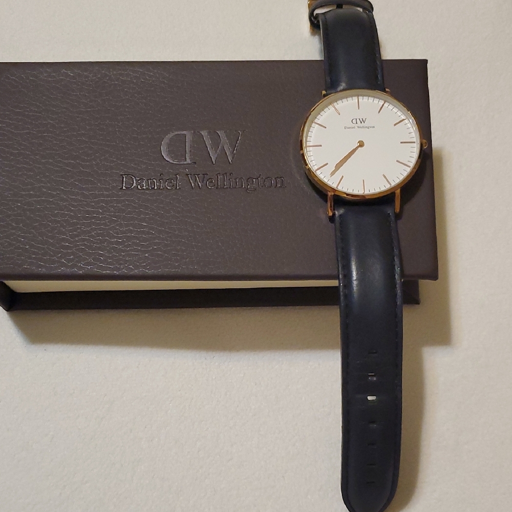 Daniel Wellington Black Leather Watch with Rose Gold Trim. Brand New Battery